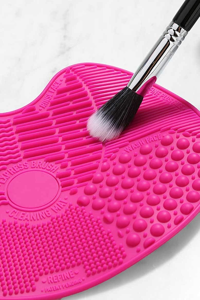 Silicone Makeup Brush Cleaning Mat – Heart-Shaped Deep Cleansing Pad with Suction Cups